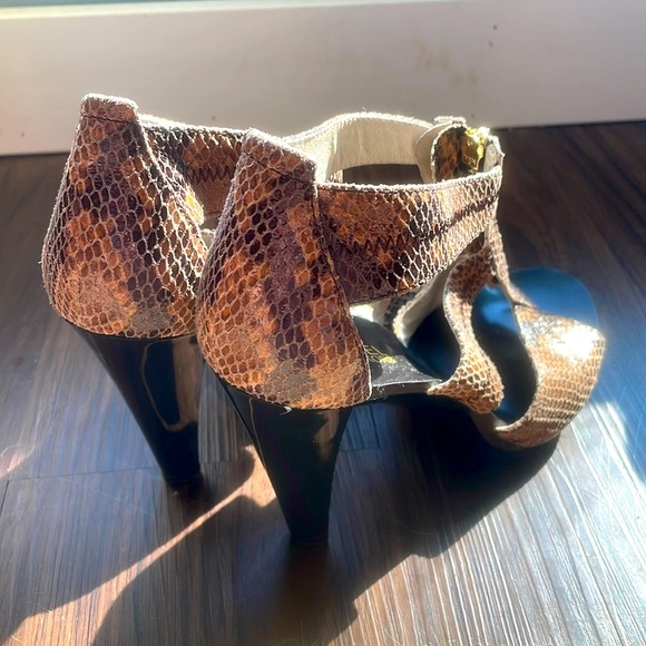Michael Kors Berkley Leather Snakeskin Zippered
T-Strap Peep Toe Heels Size 8 - Picture 2 of 9